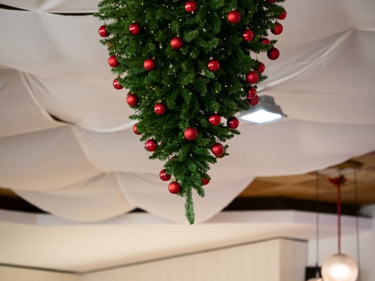 Tanzen unterm Weihnachtsbaum. Foto: AR Fotografie